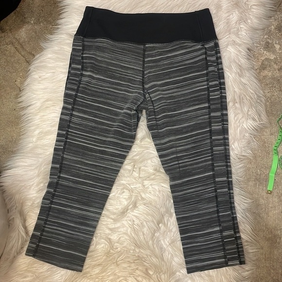 NIKE Gray &‎ Black Cropped Leggings - Picture 5 of 9